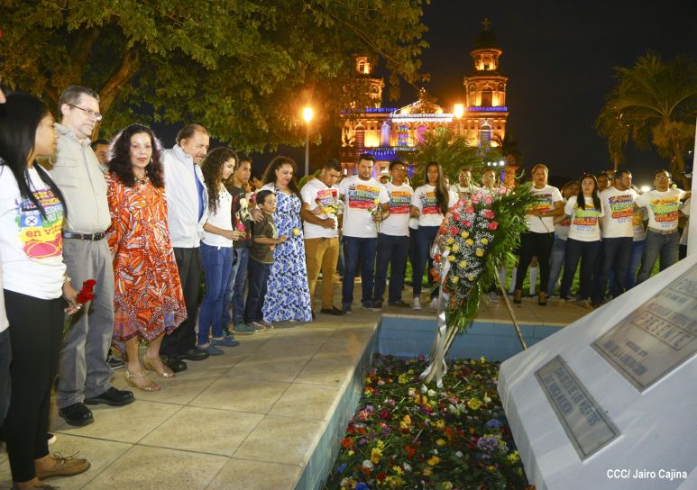Daniel y Rosario conmemoran el 40 Aniversario del Tránsito a la Inmortalidad del Comandante Carlos Fonseca