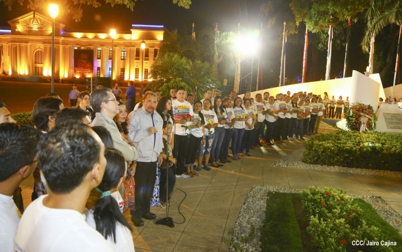Daniel y Rosario conmemoran el 40 Aniversario del Tránsito a la Inmortalidad del Comandante Carlos Fonseca