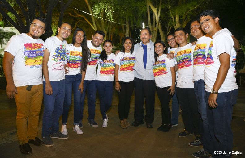 Daniel y Rosario conmemoran el 40 Aniversario del Tránsito a la Inmortalidad del Comandante Carlos Fonseca