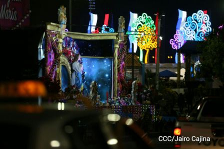 Altares a la Purísima en la Avenida de Bolívar a Chávez