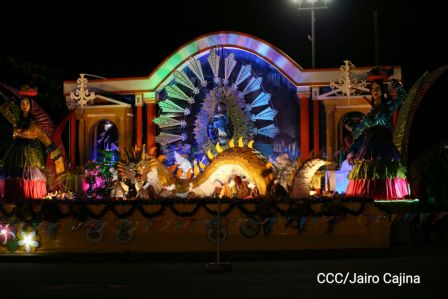 Altares a la Purísima en la Avenida de Bolívar a Chávez
