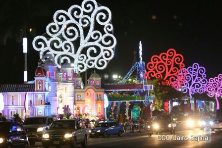 Altares a la Purísima en la Avenida de Bolívar a Chávez