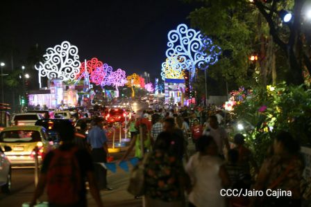Altares a la Purísima en la Avenida de Bolívar a Chávez