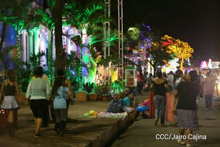 Altares a la Purísima en la Avenida de Bolívar a Chávez