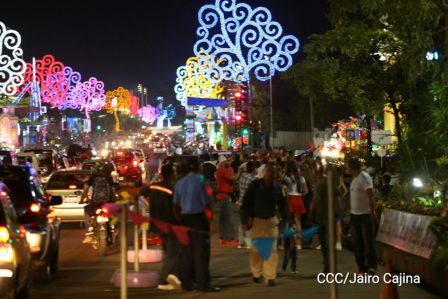 Altares a la Purísima en la Avenida de Bolívar a Chávez