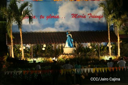 Altares a la Purísima en la Avenida de Bolívar a Chávez