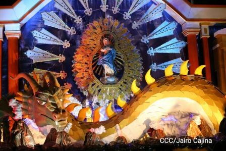 Altares a la Purísima en la Avenida de Bolívar a Chávez