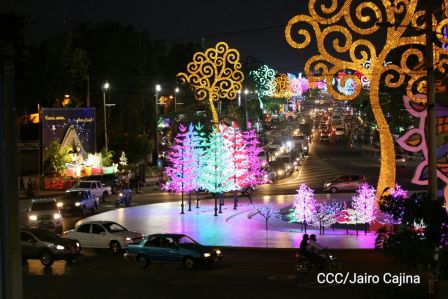 Altares a la Purísima en la Avenida de Bolívar a Chávez