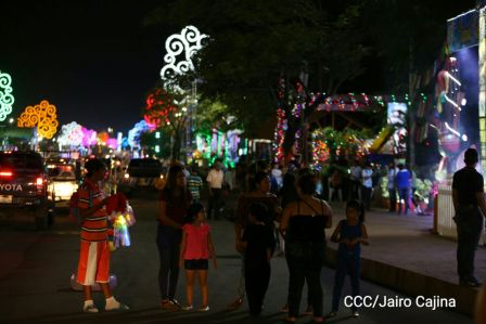 Altares a la Purísima en la Avenida de Bolívar a Chávez