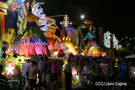 Altares a la Purísima en la Avenida de Bolívar a Chávez