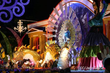 Altares a la Purísima en la Avenida de Bolívar a Chávez