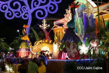 Altares a la Purísima en la Avenida de Bolívar a Chávez