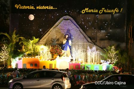 Altares a la Purísima en la Avenida de Bolívar a Chávez