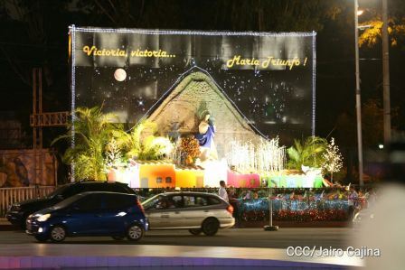 Altares a la Purísima en la Avenida de Bolívar a Chávez