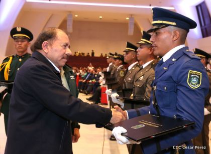 Daniel y Rosario presiden acto de graduación de cadetes del Ejército de Nicaragua