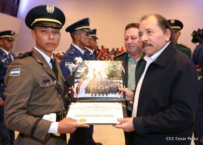 Daniel y Rosario presiden acto de graduación de cadetes del Ejército de Nicaragua