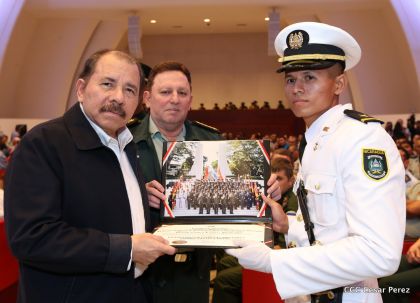 Daniel y Rosario presiden acto de graduación de cadetes del Ejército de Nicaragua