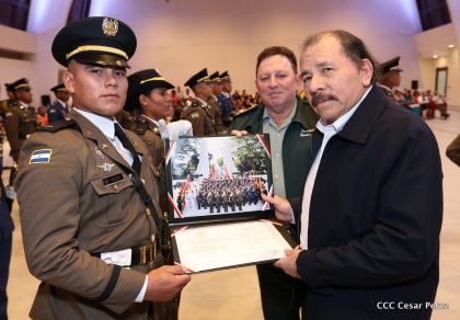 Daniel y Rosario presiden acto de graduación de cadetes del Ejército de Nicaragua