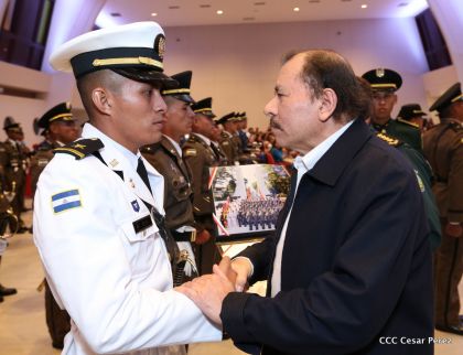 Daniel y Rosario presiden acto de graduación de cadetes del Ejército de Nicaragua