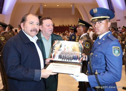 Daniel y Rosario presiden acto de graduación de cadetes del Ejército de Nicaragua