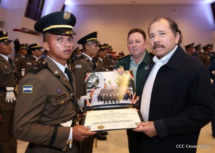 Daniel y Rosario presiden acto de graduación de cadetes del Ejército de Nicaragua