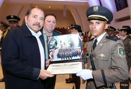 Daniel y Rosario presiden acto de graduación de cadetes del Ejército de Nicaragua