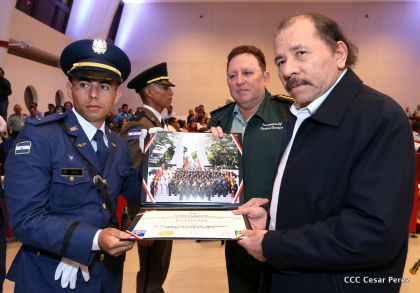 Daniel y Rosario presiden acto de graduación de cadetes del Ejército de Nicaragua