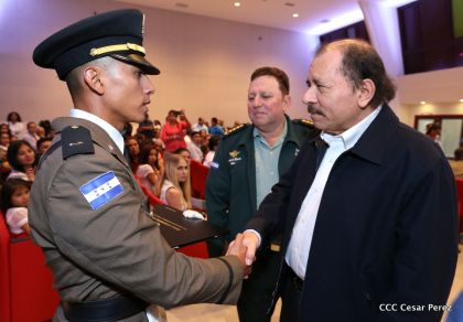Daniel y Rosario presiden acto de graduación de cadetes del Ejército de Nicaragua