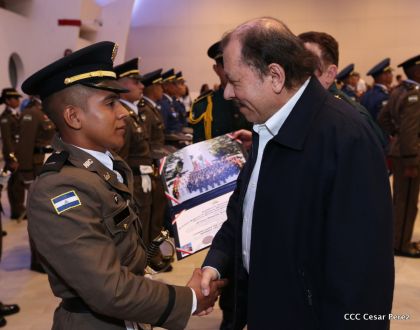 Daniel y Rosario presiden acto de graduación de cadetes del Ejército de Nicaragua