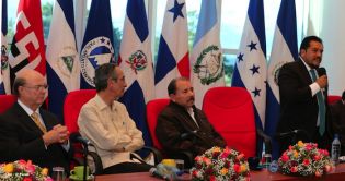 Presidente Daniel se reúne con diputados del PARLACEN