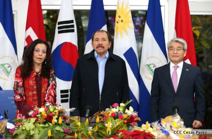 Presidente Daniel y Compañera Rosario reciben cartas credenciales de los embajadores de Corea, Francia y Uruguay
