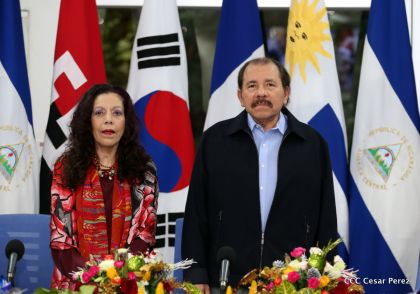 Presidente Daniel y Compañera Rosario reciben cartas credenciales de los embajadores de Corea, Francia y Uruguay
