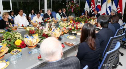 Presidente Daniel y Compañera Rosario reciben cartas credenciales de los embajadores de Corea, Francia y Uruguay