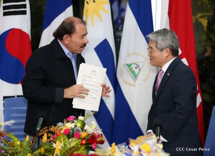 Presidente Daniel y Compañera Rosario reciben cartas credenciales de los embajadores de Corea, Francia y Uruguay