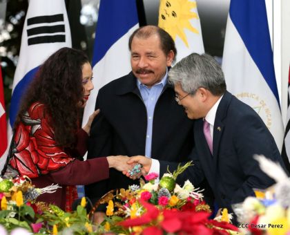 Presidente Daniel y Compañera Rosario reciben cartas credenciales de los embajadores de Corea, Francia y Uruguay
