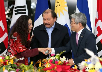 Presidente Daniel y Compañera Rosario reciben cartas credenciales de los embajadores de Corea, Francia y Uruguay