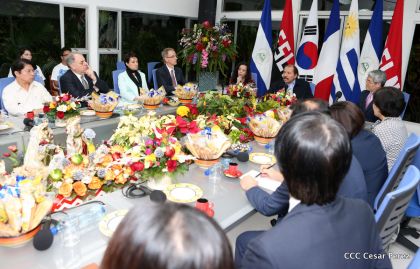 Presidente Daniel y Compañera Rosario reciben cartas credenciales de los embajadores de Corea, Francia y Uruguay
