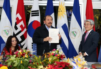 Presidente Daniel y Compañera Rosario reciben cartas credenciales de los embajadores de Corea, Francia y Uruguay