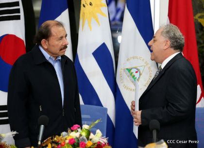 Presidente Daniel y Compañera Rosario reciben cartas credenciales de los embajadores de Corea, Francia y Uruguay