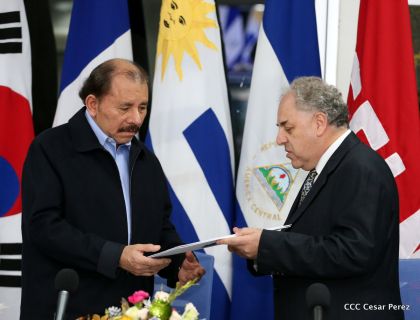 Presidente Daniel y Compañera Rosario reciben cartas credenciales de los embajadores de Corea, Francia y Uruguay