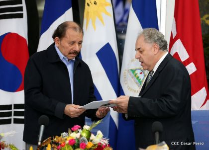Presidente Daniel y Compañera Rosario reciben cartas credenciales de los embajadores de Corea, Francia y Uruguay