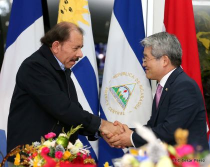 Presidente Daniel y Compañera Rosario reciben cartas credenciales de los embajadores de Corea, Francia y Uruguay