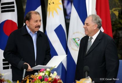 Presidente Daniel y Compañera Rosario reciben cartas credenciales de los embajadores de Corea, Francia y Uruguay