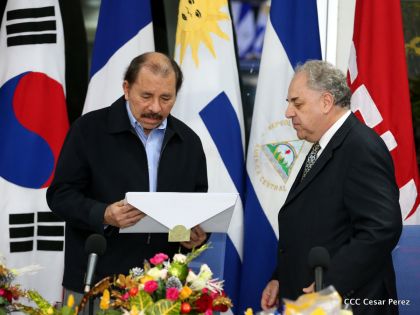Presidente Daniel y Compañera Rosario reciben cartas credenciales de los embajadores de Corea, Francia y Uruguay