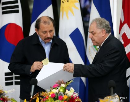 Presidente Daniel y Compañera Rosario reciben cartas credenciales de los embajadores de Corea, Francia y Uruguay
