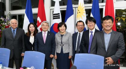 Presidente Daniel y Compañera Rosario reciben cartas credenciales de los embajadores de Corea, Francia y Uruguay