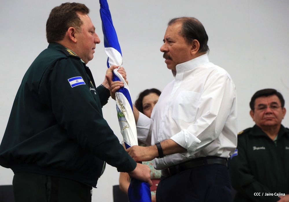 Presidente Daniel recibe Memoria Anual 2012 del Ejército de Nicaragua