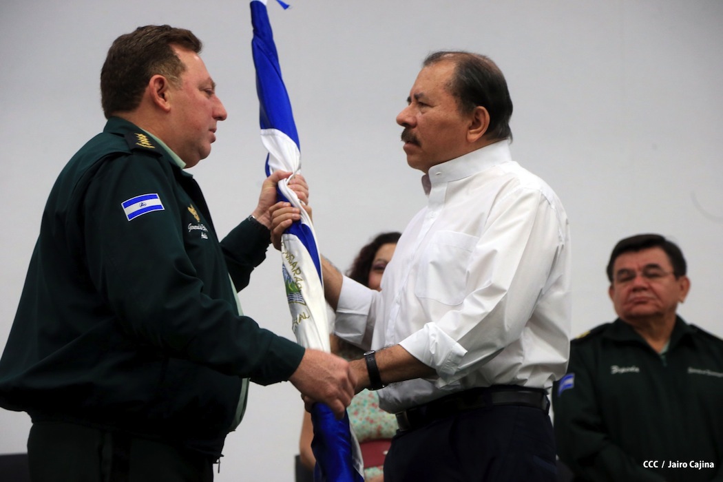 Presidente Daniel recibe Memoria Anual 2012 del Ejército de Nicaragua