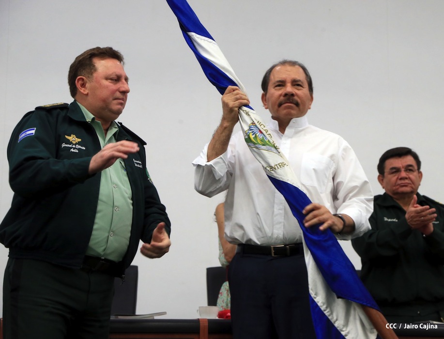 Presidente Daniel recibe Memoria Anual 2012 del Ejército de Nicaragua