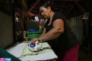 Gobierno lleva energía eléctrica a comunidades de León